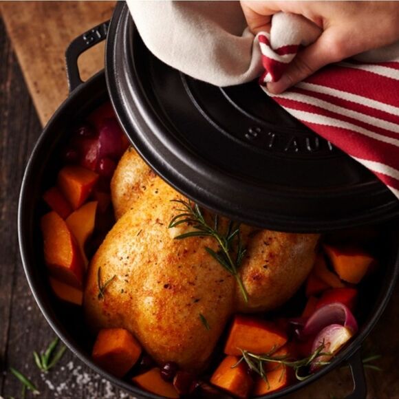 Staub Cast Iron Round Cocotte Dutch Oven 5.5L- Matte Black - Picture 5 of 15